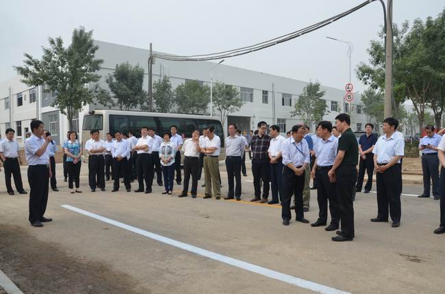 市、區(qū)觀摩團(tuán)到華紡科技產(chǎn)業(yè)園實(shí)地考察