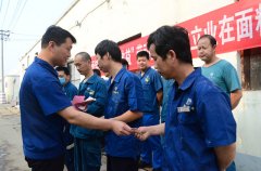 面料車(chē)間進(jìn)行階段總結(jié)  抖擻精神再出發(fā)